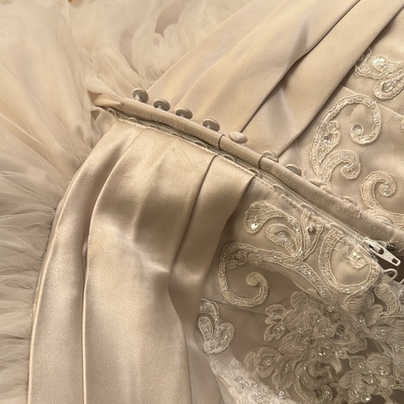 Beautiful candlelight sleeveless wedding dress 12 - Picture 15 of 16